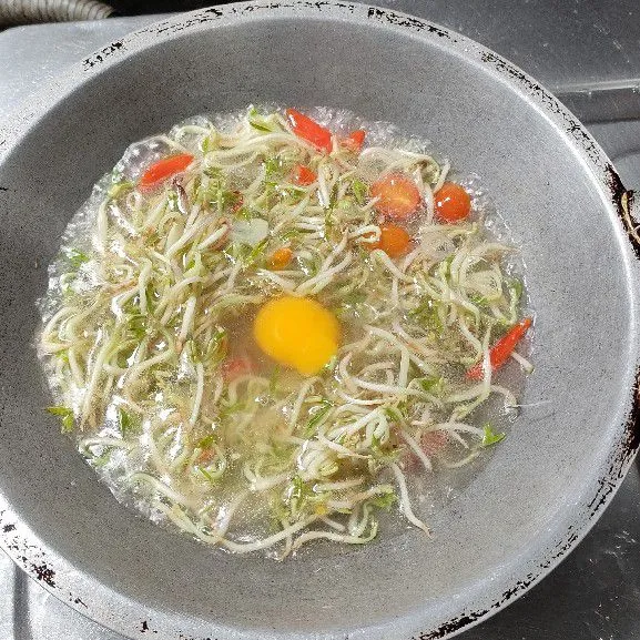 Masukkan telur, masak sambil diaduk. Tambahkan garam dan penyedap.