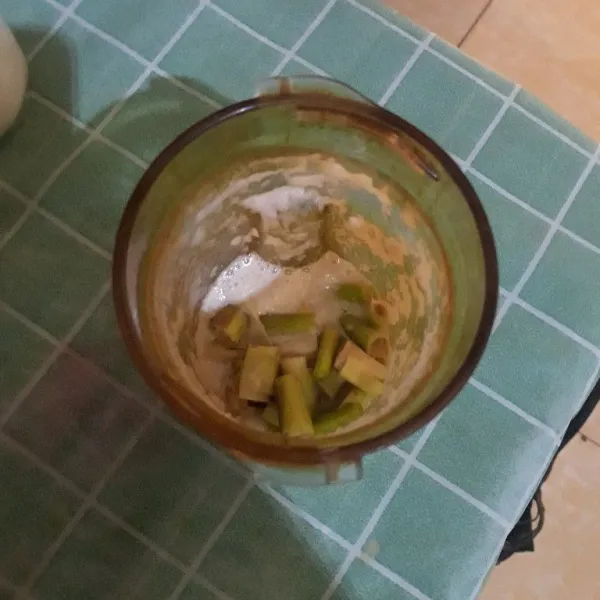 Haluskan bawang merah, bawang putih dan jahe lalu haluskan kembali bersama potongan serai.