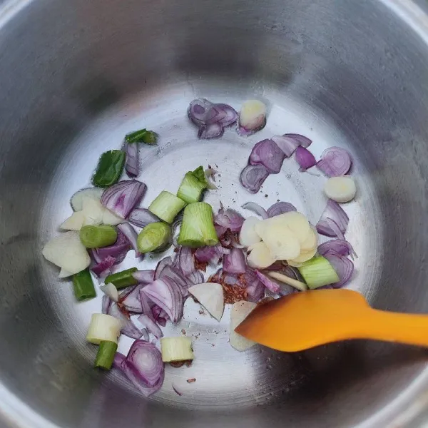 Panaskan minyak, tumis irisan bawang merah, bawang putih, pala serut dan bagian putih daun bawang prei hingga harum dan layu.