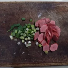 Iris sosis dan daun bawang, sisihkan.