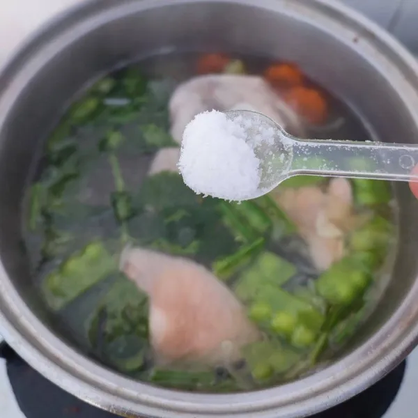 Kemudian bumbui dengan garam, gula, merica bubuk dan kaldu jamur. Masak sampai bumbu meresap.