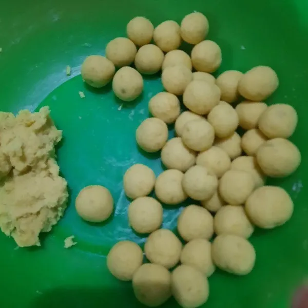 setelah halus tambahkan garam dan tepung tapioka.