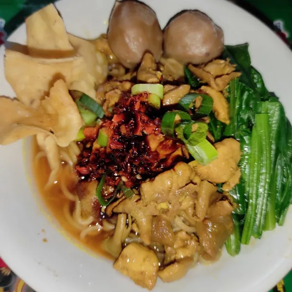 Masukan sawi hijau. Dan aneka topping. Bisa tambahkan air panas untuk kuahnya.