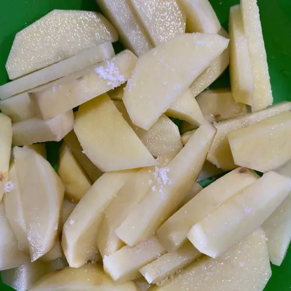 Kupas kentang sampai bersih lalu potong kentang dengan ukuran panjang. Cuci bersih kentang dan tambahkan garam secukupnya.
