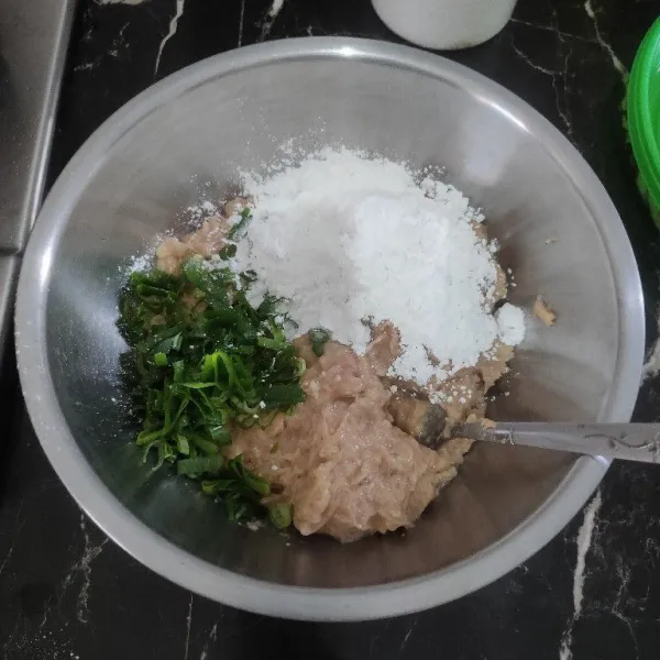 Pindahan adonan kedalam mangkuk besar, tambahkan irisan daun bawang dan tepung tapioka lalu aduk rata dan koreksi rasa.