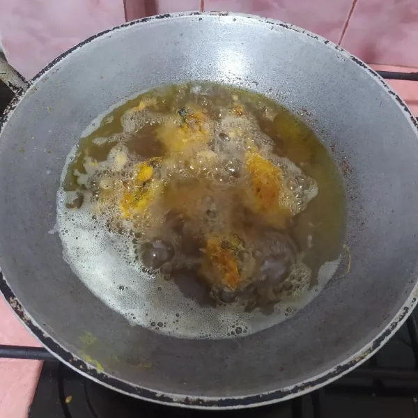 Panaskan minyak, celup ayam ke dalam kocokan telur lalu goreng sampai warnanya keemasan.