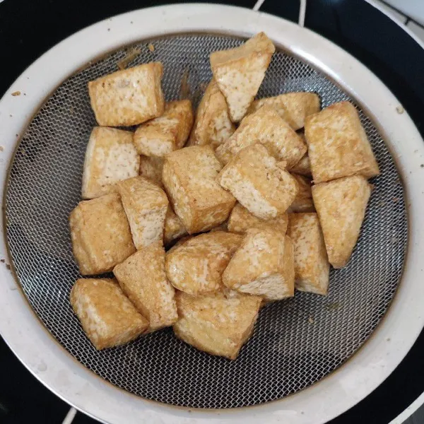 Goreng tahu hingga kecokelatan dan tidak terlalu kering lalu angkat.