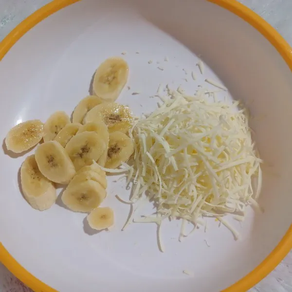 Iris tipis pisang dan parut keju, sisihkan.