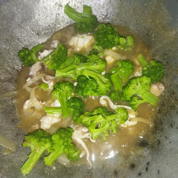 Lalu masukkan brokoli, masak hingga kuah mendidih, angkat lalu sajikan.
