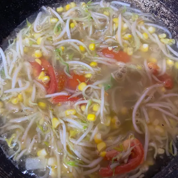 Masukkan tomat yang sudah dipotong potong kecil, kemudian aduk sayurnya.