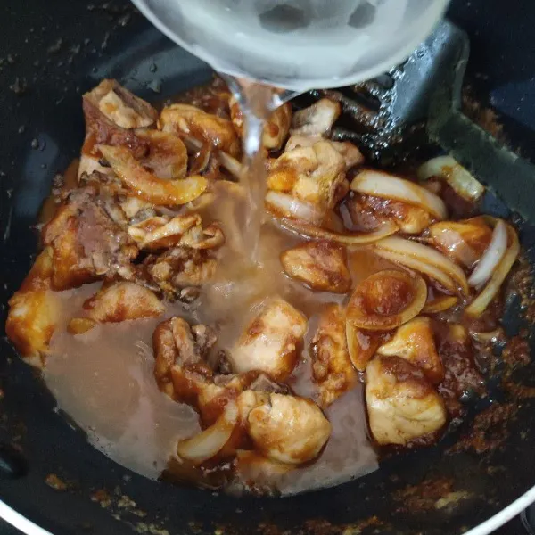 Tambahkan ayam, aduk kembali. Lalu tuang air secukupnya, aduk dan masak hingga bumbu meresap.