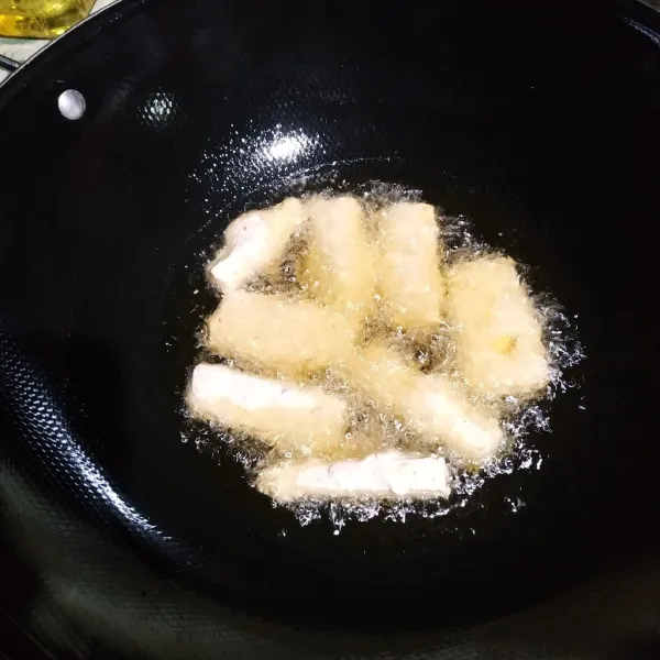 Panaskan minyak lalu goreng tempe sampai matang (berwarna kuning kecoklatan) kemudian sajikan.