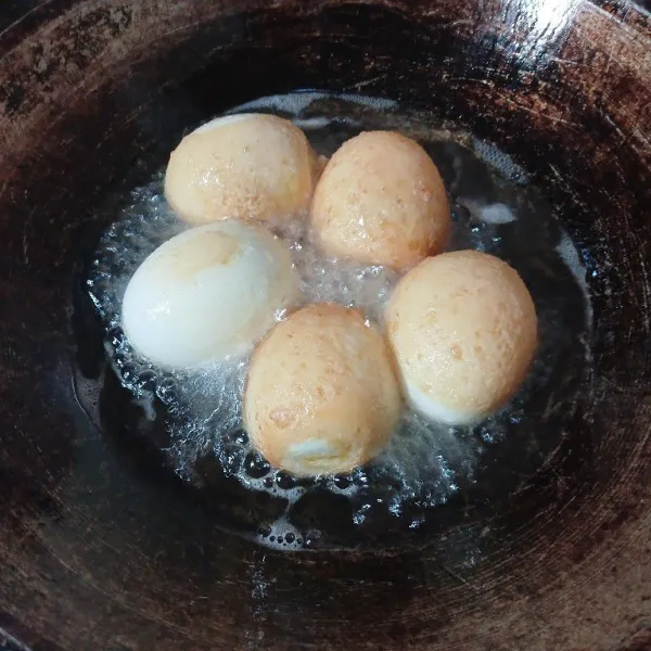 Panaskan minyak, goreng telur hingga sedikit berkulit. Angkat, tiriskan.