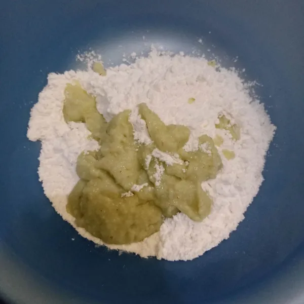 Campur ke dalam tepung tapioka sampai tidak lengket di tangan. Jika masih lengket bisa ditambahkan tepung tapioka.