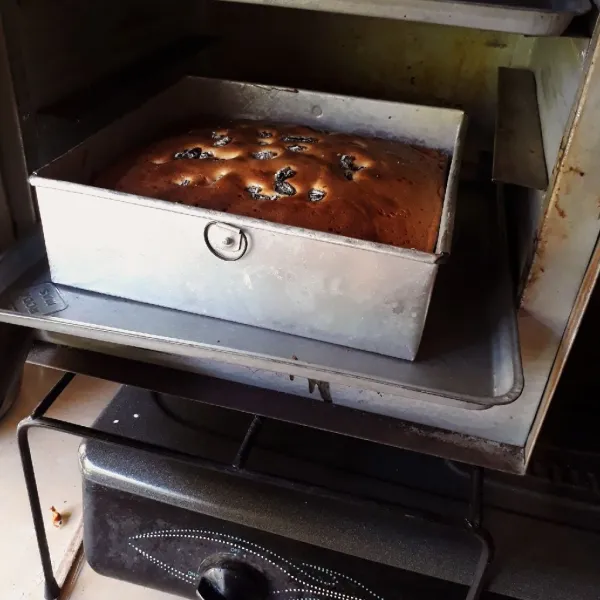 Panggang dalan oven yang sudah dipanaskan, gunakan api sedang hingga matang. Sesuaikan dengan oven masing-masing.