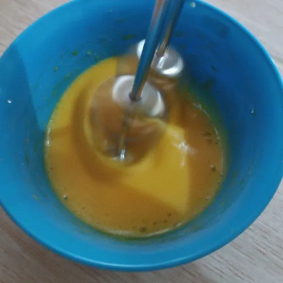 Mixer telur, gula pasir, garam dan vanila hingga mengembang berjejak