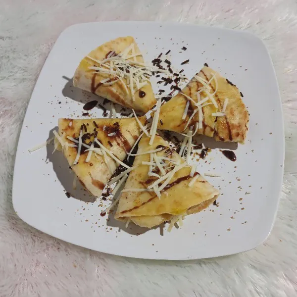 Angkat, beri tambahan toping krimer kental manis, meses, keju dan gula palm lalu sajikan.