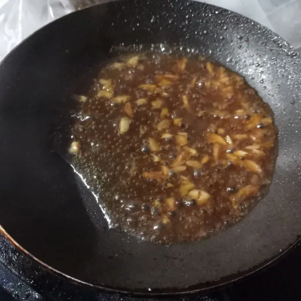 Campur jadi satu bahan saus lalu aduk rata, lalu tuang ke dalam tumisan bawang putih, masak sampai mendidih, cek rasa.