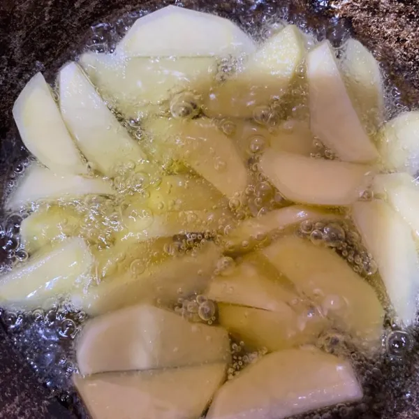 Masukkan minyak ke wajan lalu goreng kentang sampai kuning keemasan, lalu angkat dan tiriskan.