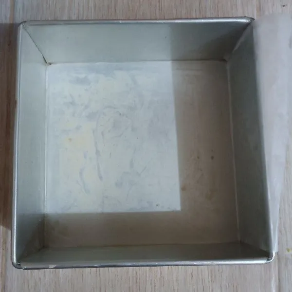 Olesi loyang ukuran 18× 18 cm dengan margarin, lalu beri baking paper. Olesi baking paper dengan margarin