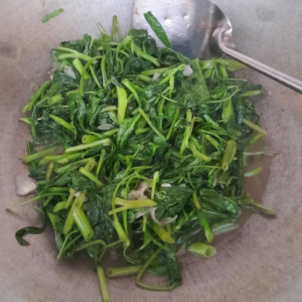 Aduk aduk sebentar hingga matang dan siap untuk di sajikan.
