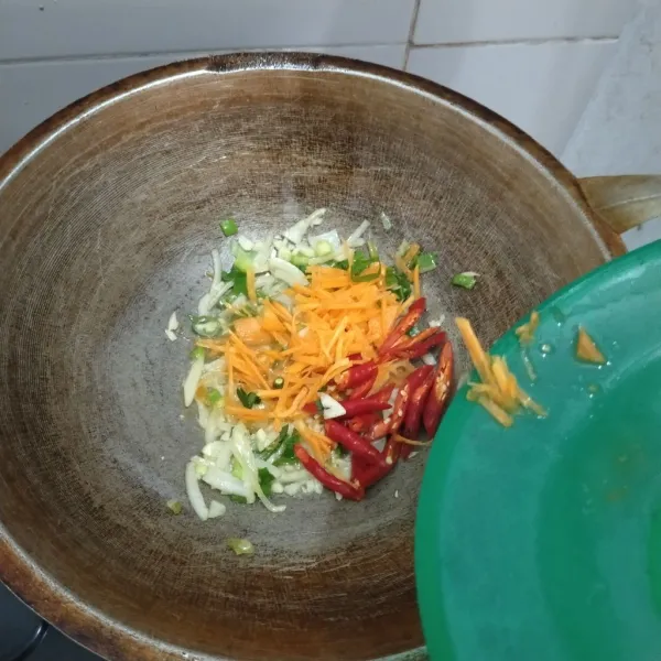 Panaskan minyak goreng, masukkan bawang putih dan semua bahan yang diiris kecuali seledri. Tumis hingga layu dan wangi.