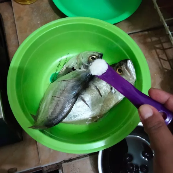 Cuci bersih ikan kembung, kemudian kerat-kerat lalu beri garam.