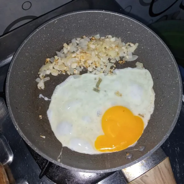 Masukkan telur lalu masak sambil diorak-arik.