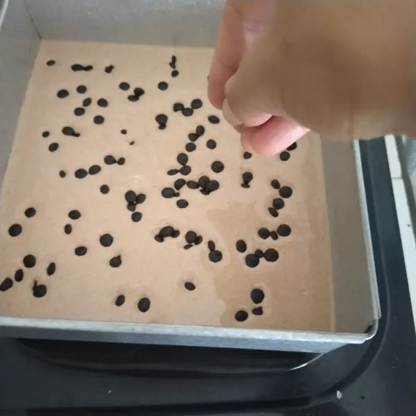 Kukus dalam kukusan yang sudah dipanaskan selama 30 menit, tambahkan choco chips untuk toping, lapisi tutup kukusan dengan kain/towel.