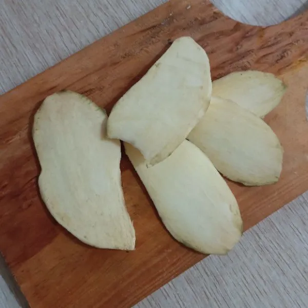 Potong-potong ubi supaya matangnya mudah saat digoreng.