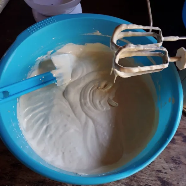Masukkan tepung terigu dan susu yang sudah diayak. Mixer rendah asal rata saja.