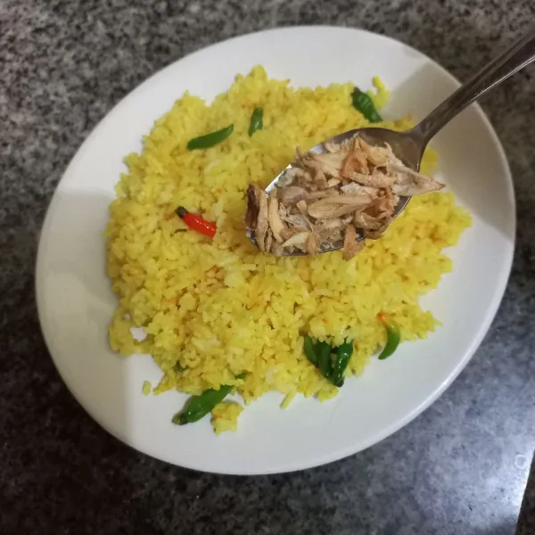 Beri pelengkap bawang goreng dan telur rebus, sajikan.