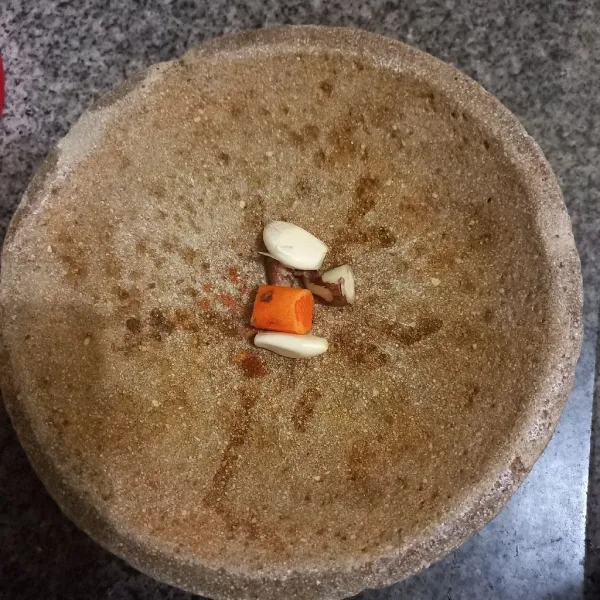 Haluskan bawang putih, kunyit dan kencur.