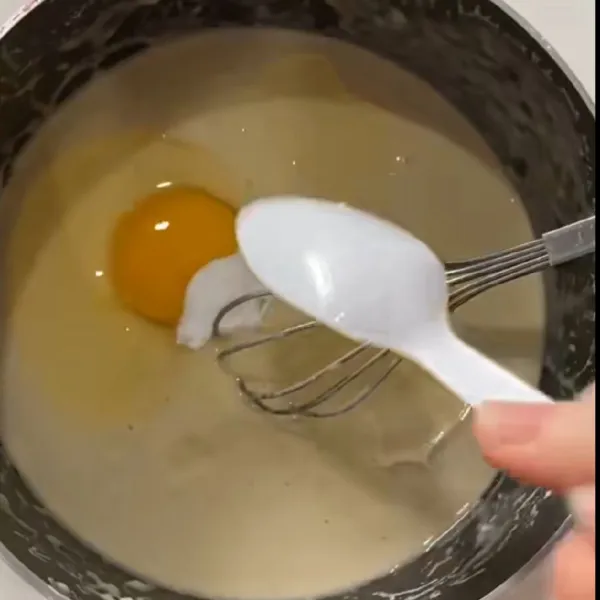 Setelah didiamkan selama 30 menit, masukkan telur dan soda kue.