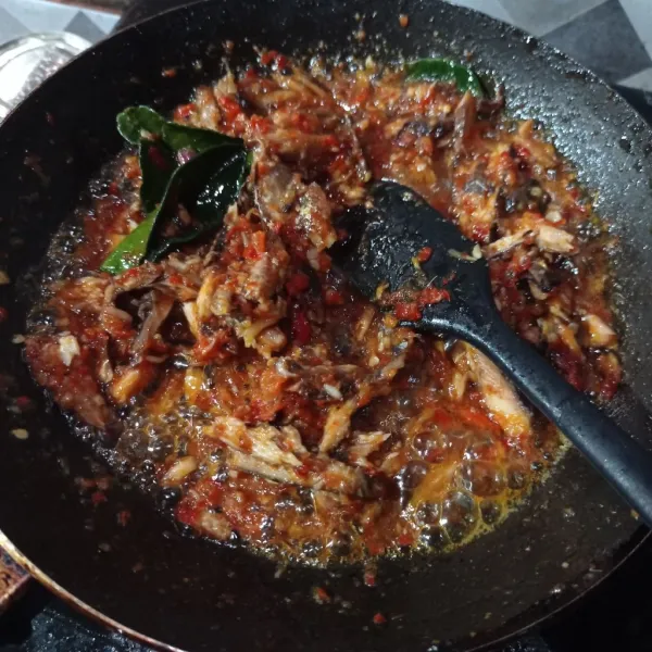 Koreksi rasanya, masak sampai bumbu meresap, matikan api.