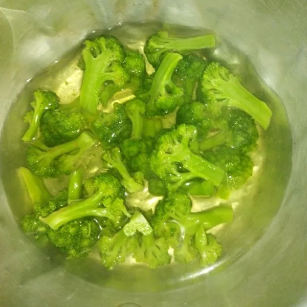 Rendam brokoli dengan air garam selama 5 menit, lalu bilas kemudian rebus brokoli selama 2 menit, angkat.
