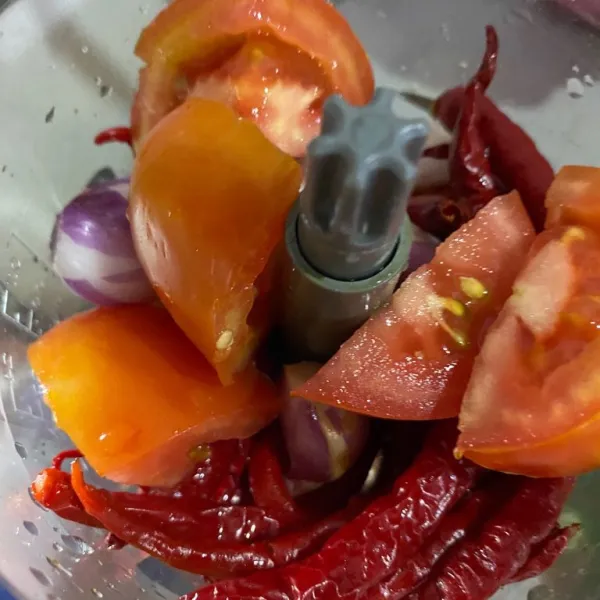 Blender cabai, bawang merah, bawang putih dan tomat sampai halus.