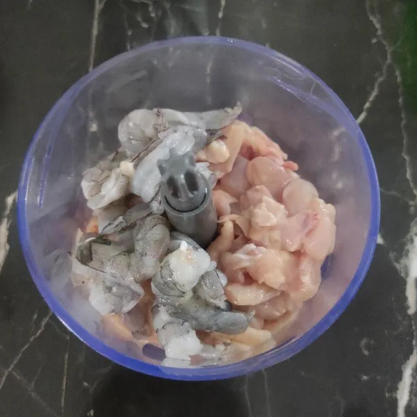 Potong dadu daging ayam lalu masukkan ayam dan udang kedalam Chopper.