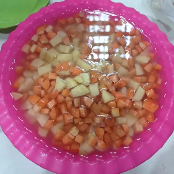 Potong kotak kecil wortel dan kentang, cuci sampai bersih.