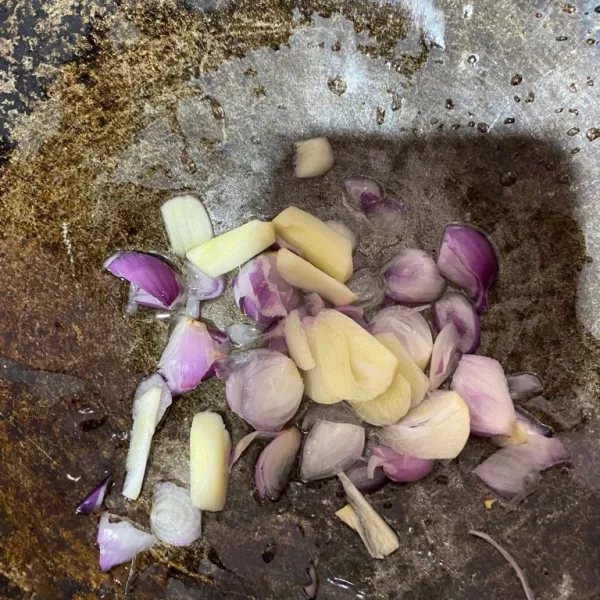 Masukkan minyak secukupnya lalu tumis bawang merah dan bawang putih sampai harum dan setengah masak.