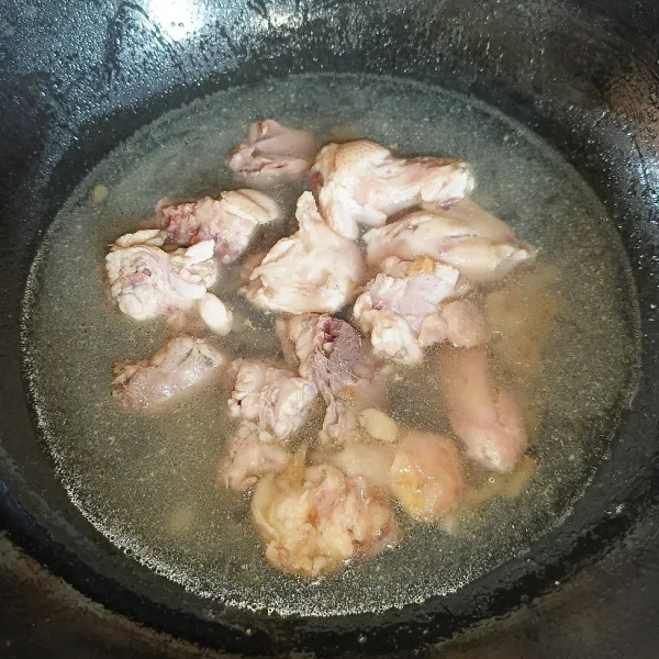 Kemudian tuang air dan masak sampai ayam matang.