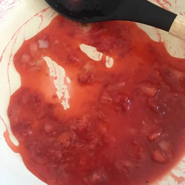 Masukkan semua bahan strawberry compote. Setelah mendidih, lumatkan strawberry menggunakan spatula. Aduk rata, matikan api dan sisihkan.