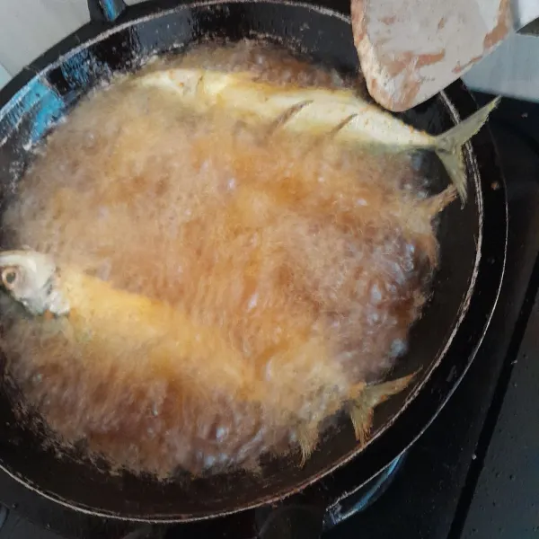 Setelah bumbu meresap goreng ikan kedalam minyak yang sudah panas goreng hingga kecokelatan dan angkat.