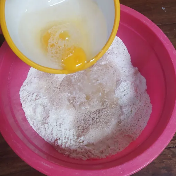 Masukkan tepung terigu, krimer nabati, gula pasir dan ragi instan.
Masukkan air es dan telur. Mikser sampai tercampur rata.