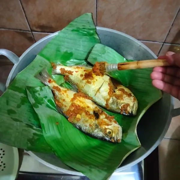 Kemudian olesi dengan bumbu yang sudah di tumis tadi, oles hingga rata.