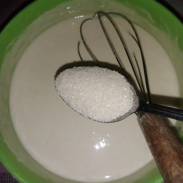 Campur tepung terigu dan air, lalu beri gula pasir.