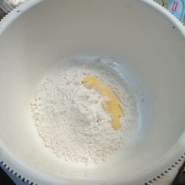 Masukkan tepung terigu, garam dan margarin ke dalam wadah.