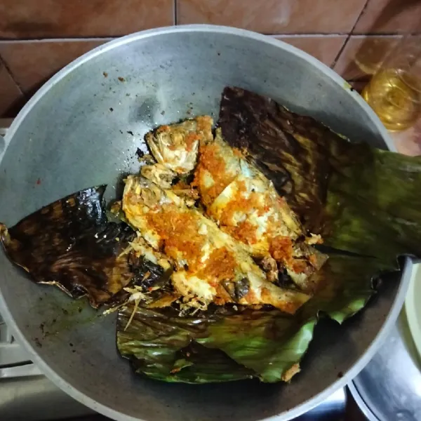 Bakar di atas api kecil hingga matang, lalu angkat.