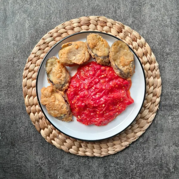 Tata di piring saji, siap disajikan.