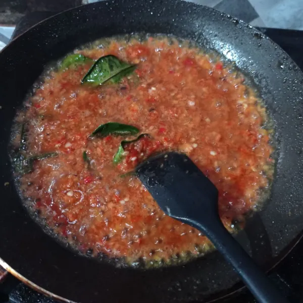 Tumis bumbu halus dan daun jeruk sampai matang.